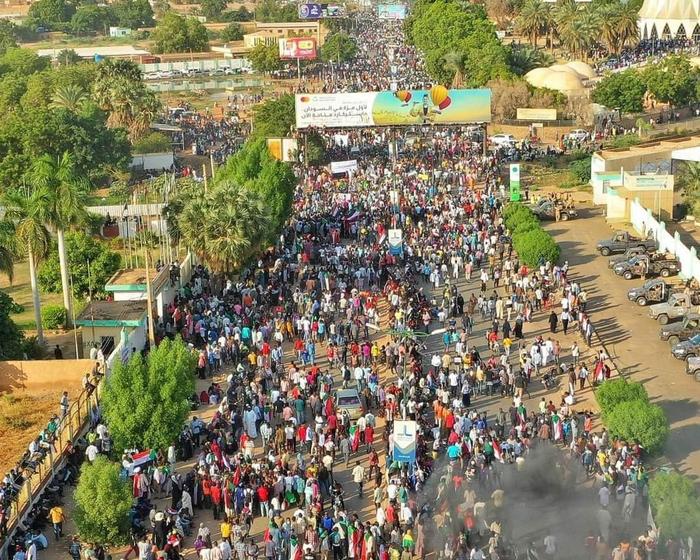 苏丹首都喀土穆，大批民众上街抗议。图自社交媒体（下同）