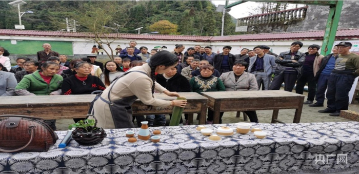 传承人杨昌芹向村民群众宣传展示竹编技能（央广网发 贵州省文化和旅游厅供图）