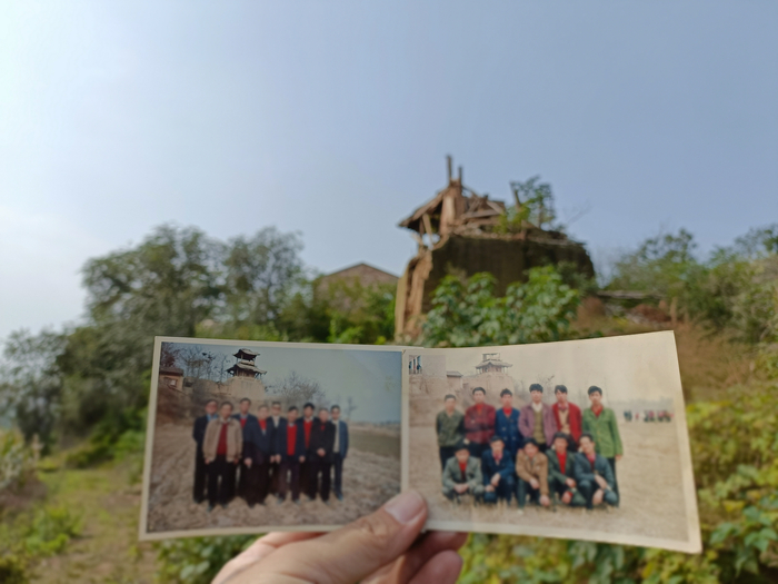 闫家庄村村民昔日与魁星楼的合照，背后是已倒塌的魁星楼。新京报记者 吴采倩 摄