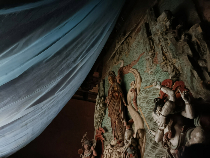 光村福胜寺内，雨布挡在南海观音塑像前。新京报记者 吴采倩 摄