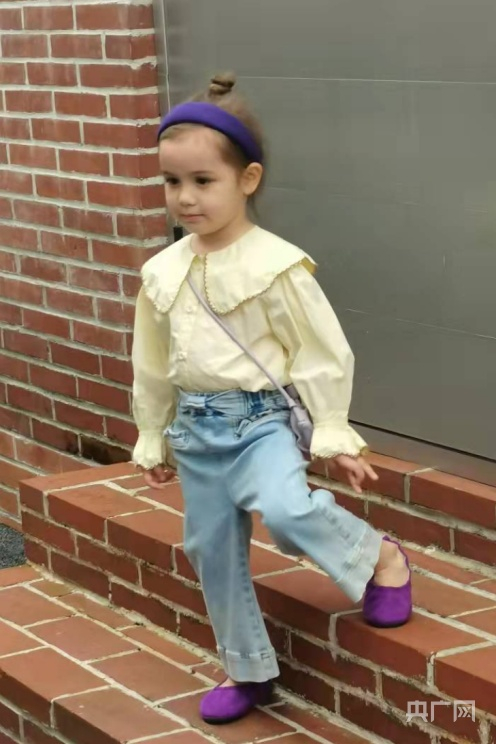 小模特正在艺创小镇里的银卡艺术空间拍摄（央广网发 童嘉颖摄）