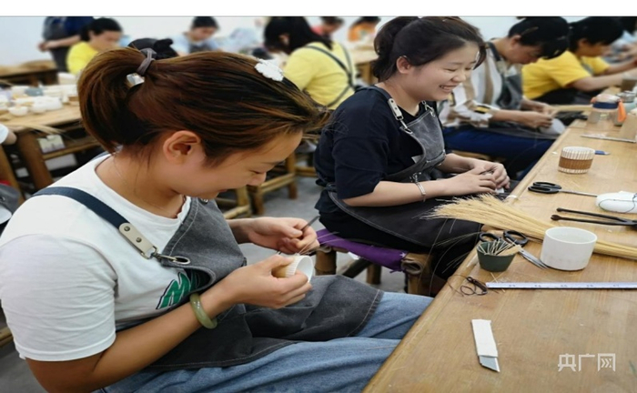 正在编织竹编产品的工人（央广网发 贵州省文化和旅游厅供图）