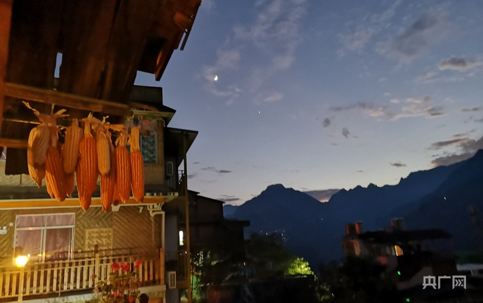 老姆登村客栈夜景（总台央广记者 蒋勇 摄）