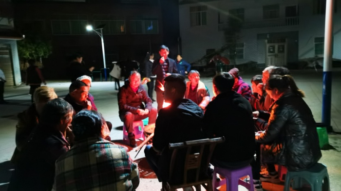  村两委举行“篝火”院坝会（央广网发 长连村村两委供图）
