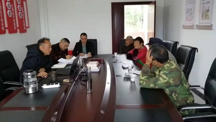 村两委为村民解决纠纷（央广网发 长连村村两委供图）