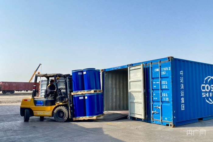 新疆特产番茄酱装进集装箱准备通过中欧班列运送到俄罗斯等地。孙冬生摄央广网发