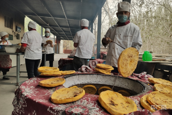正在制作馕。央广网发