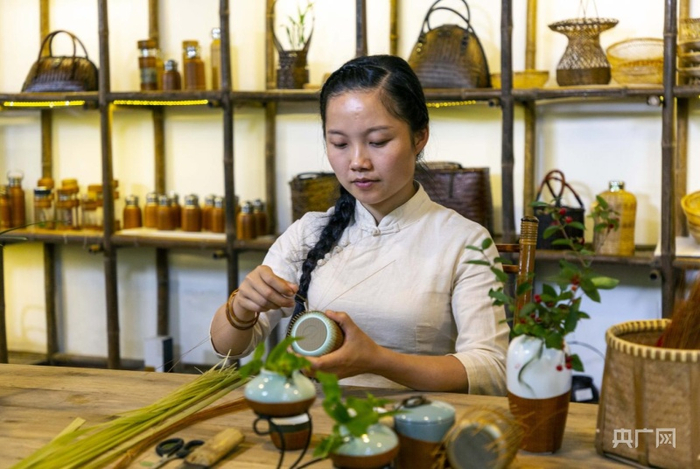 竹编工艺省级代表性传承人杨昌芹正在编制竹编产品（央广网发 贵州省文化和旅游厅供图）