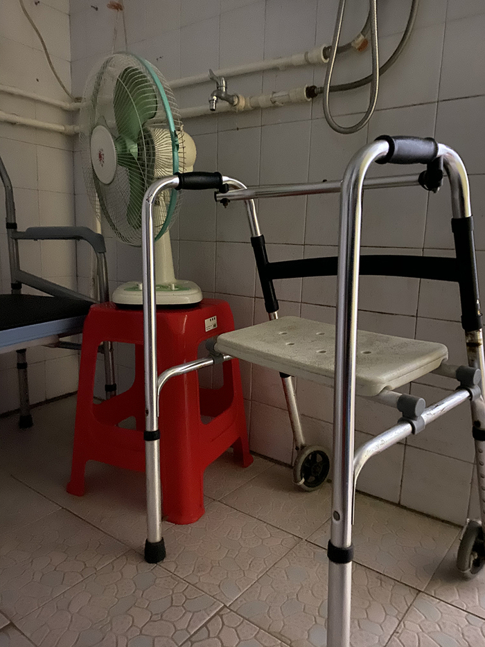  厕所的助力器。李小中刚从长沙回老家时，还能勉强用它到阳台上看看风景。