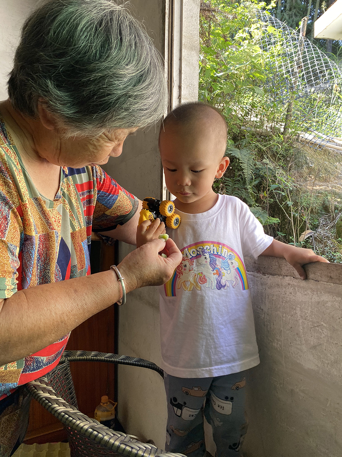  李小中的婆婆与外孙。