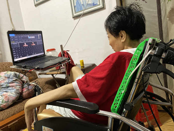  李小中在通过电脑眼控系统打字。除特殊标注外，本文图片均为澎湃新闻记者 陈灿杰 图