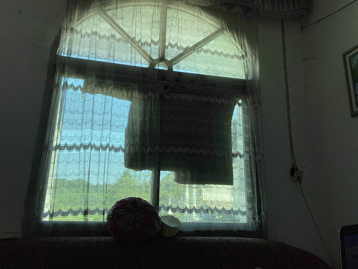  去年夏天，窗户外贴了些纸板挡光，因为李小中觉得光太刺眼。