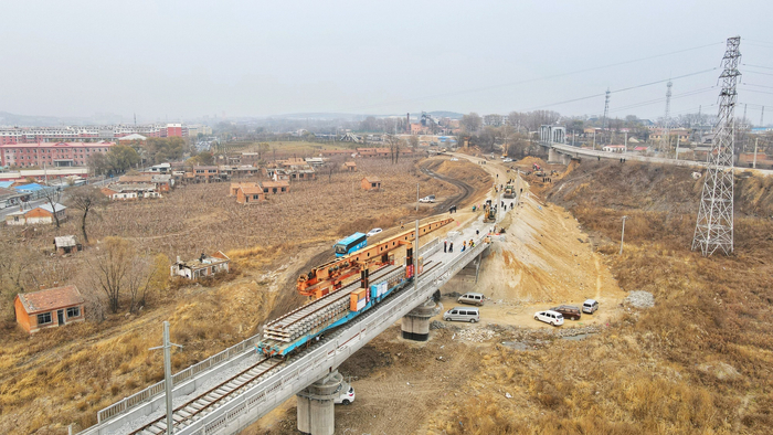 10月26日，我国在建最东端快速铁路改造工程鹤铁路全线铺轨贯通。原勇 摄