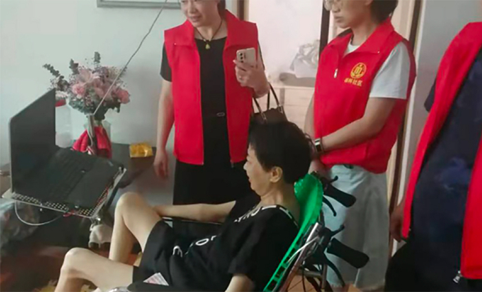 安化县民政局工作人员了解到李小中的情况后，同镇长一起上门慰问。 受访者供图