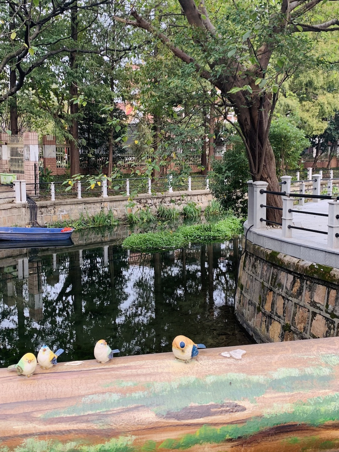 设计师在水管上设计的艺术小装置。   澎湃新闻记者 王昱 图