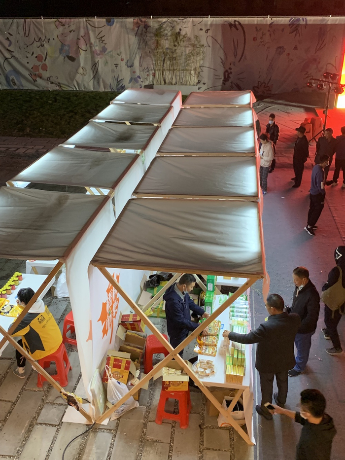 百禧公园夜晚的市集    澎湃新闻记者 王昱 图