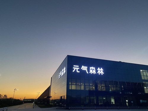 图为元气森林天津工厂，位于西青区，占地面积7万余平方米。工厂内办公环境与北京总部无差别，咖啡及冰柜中元气森林饮料可随取。干净、舒适、自由的办公环境打破了外界对工厂环境的固有印象。