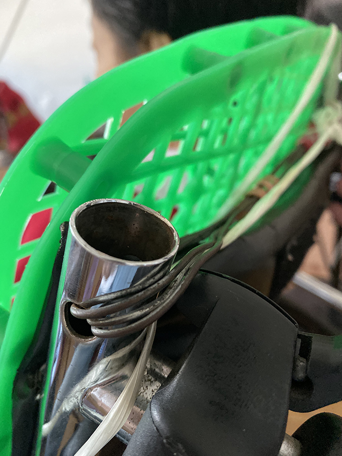  箍在轮椅头部后方的铁丝。