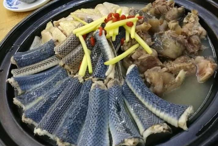 农村老人说,被眼镜蛇咬过的土鸡最好吃,这是真的吗?
