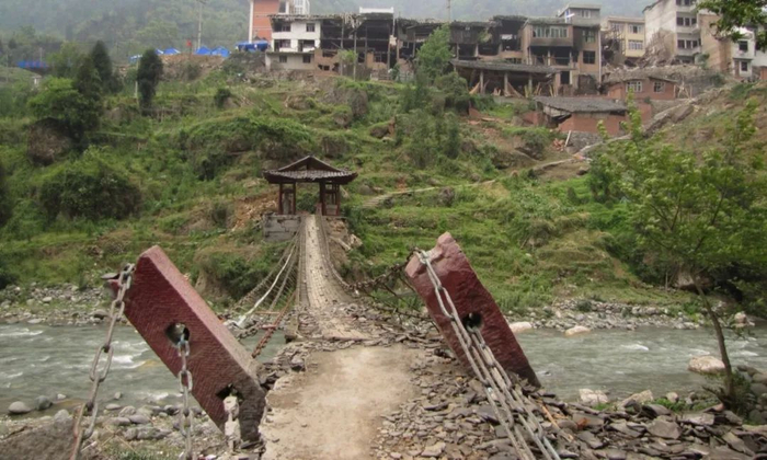 刘拓拍摄遭遇地震损害的文化古迹