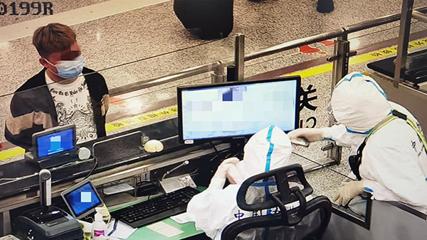 图说：上海机场移民管理警察正向徐某核实相关信息 上海机场边检站供图