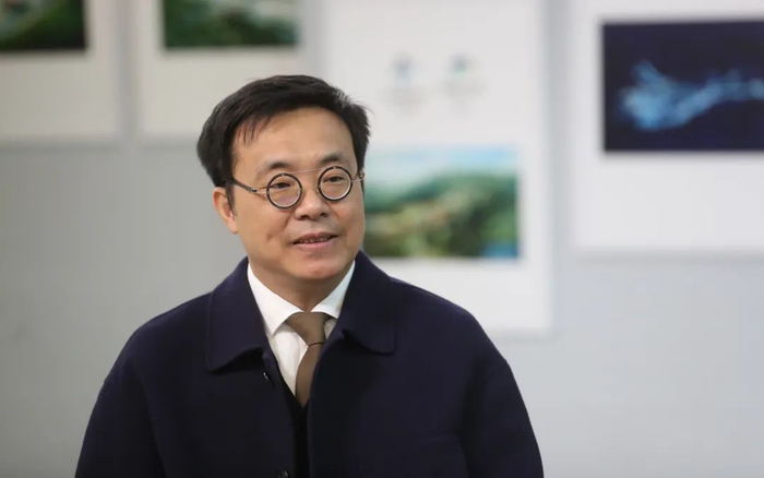 ▲冬奥制服装备委员会专家，北京服装学院运动时尚创新研究院院长、服装艺术与工程学院教授邹游接受专访。新京报记者 王飞 摄