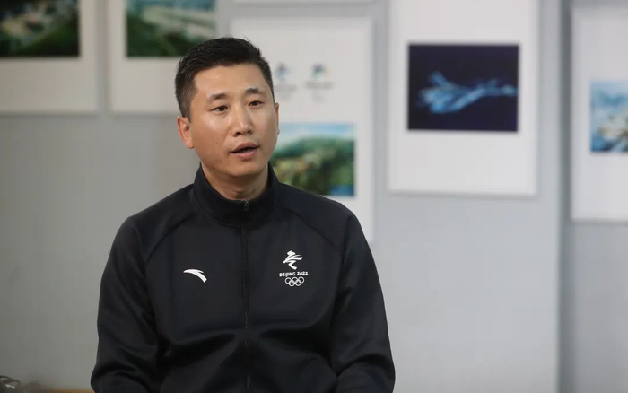 ▲安踏体育奥运事业部总经理谢春龙接受专访。新京报记者 王飞 摄