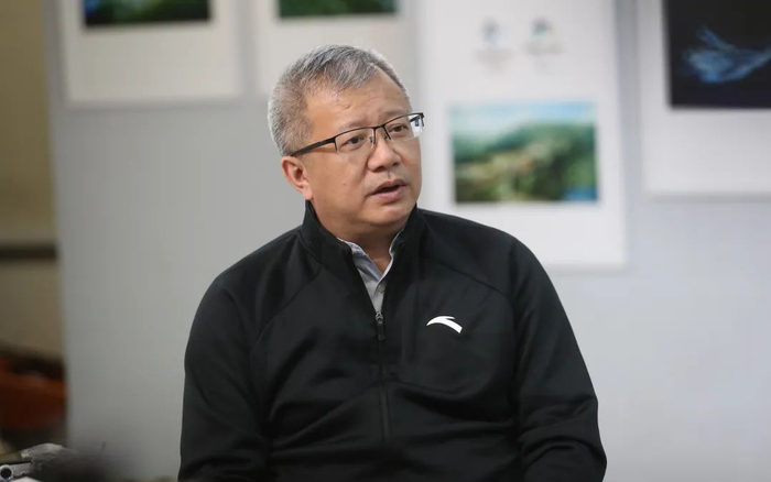 ▲冬奥制服装备研发实验室成员，北京服装学院服装艺术与工程学院执行院长、教授王永进接受专访。新京报记者 王飞 摄