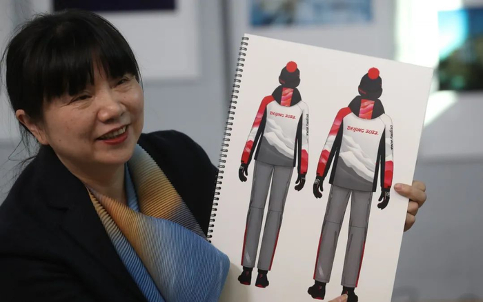 ▲2021年10月18日，冬奥组委会，冬奥制服装备设计主创，民族服饰博物馆馆长、北京服装学院教授贺阳介绍设计完成的冬奥制服。新京报记者 王飞 摄