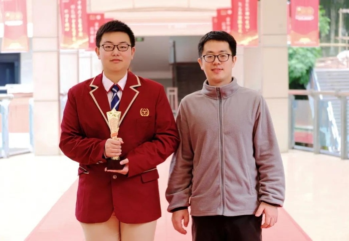 育才高2023届AP班获奖学生陈思进（左一）（央广网发 重庆育才中学供图）