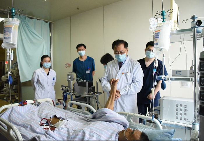 术后患者恢复良好，为医护人员竖起大拇指。哈医大二院 供图