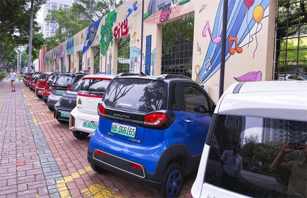 柳州街头的新能源汽车专用停车位（央广网发 覃晋卿摄）