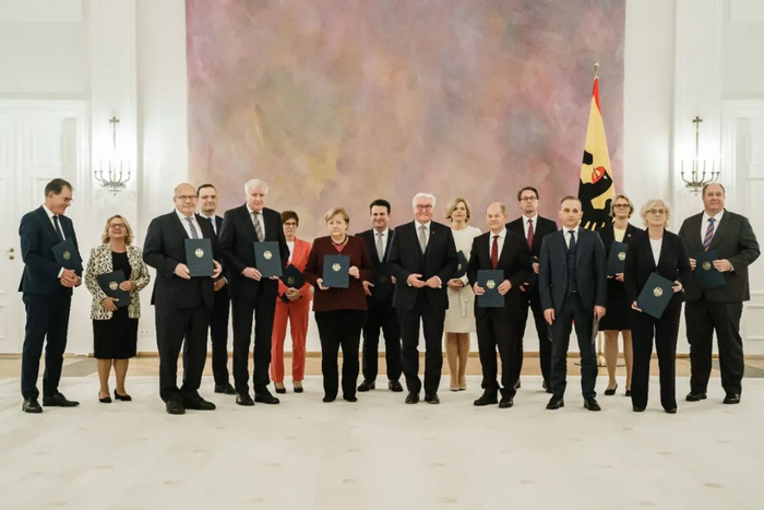 当地时间2021年10月26日，德国柏林，德国总统施泰因迈尔在默克尔政府卸任仪式上，向默克尔递交了任期结束通知。图/IC photo