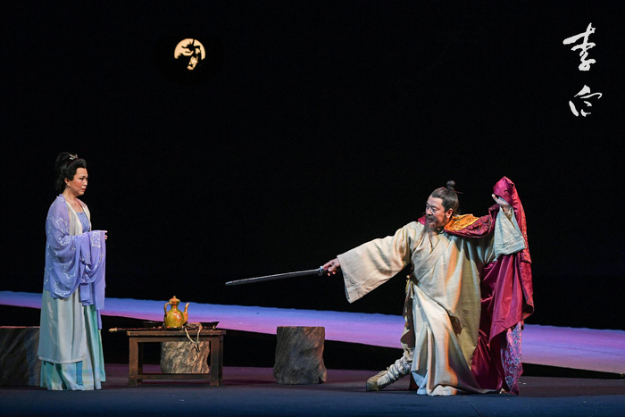 龚丽君饰演李白妻子宗琰（左）、濮存昕饰演李白（右）