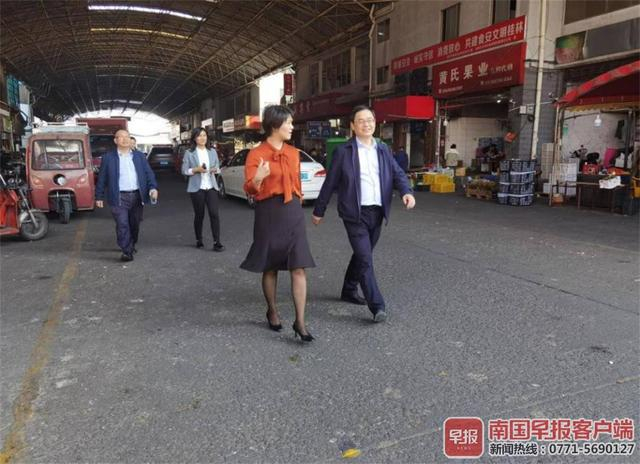 楼光云行长（右一）、桂林万禾市场管理有限责任公司崔萌佳董事长（右二）共同参观园区。孟晴摄