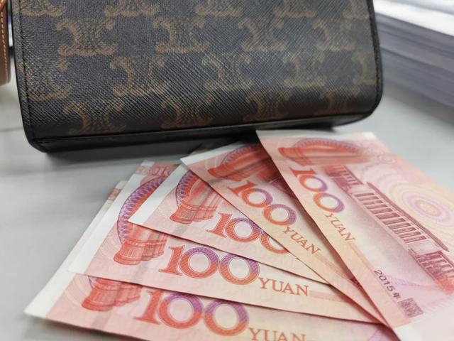 ▲一些年轻人为了购买奢侈品，会选择“负债”。新京报资料图