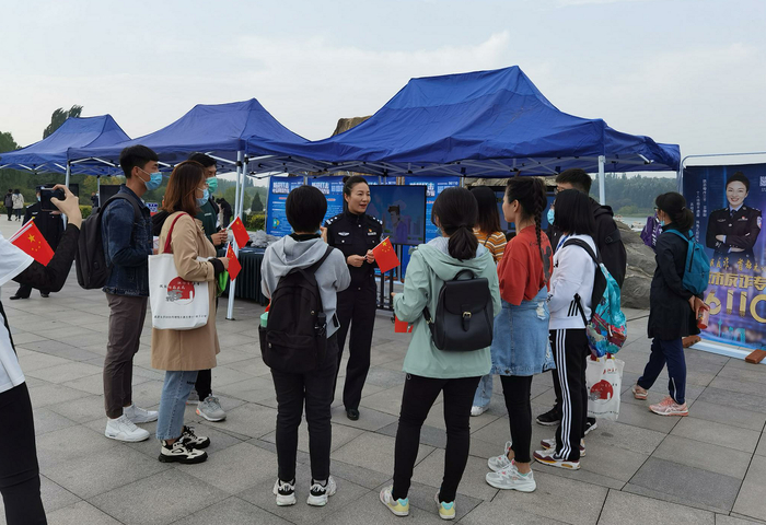 王佳在校园进行反诈宣传