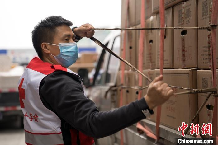 图为遵义红十字会志愿者在整理物资。　田成 摄