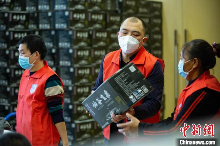 图为遵义红十字会志愿者在搬运物资。　田成 摄