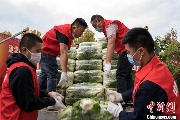 图为遵义红十字会志愿者在搬运物资。　田成 摄