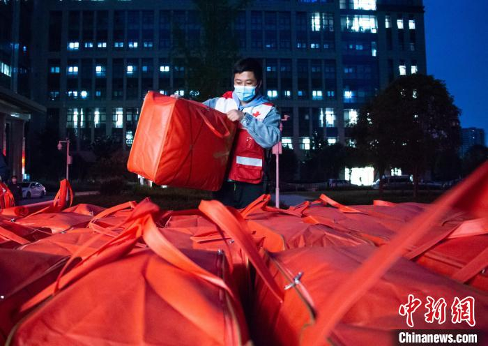 图为遵义红十字会志愿者在搬运物资。　田成 摄