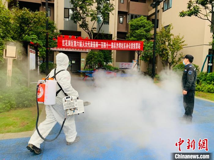 图为遵义红十字会志愿者参与消杀。　遵义红十字会供图