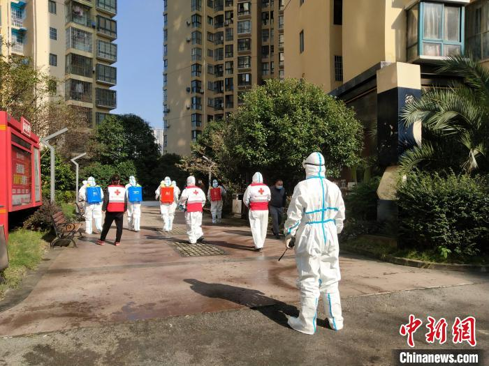 图为遵义红十字会志愿者参与消杀。　遵义红十字会供图