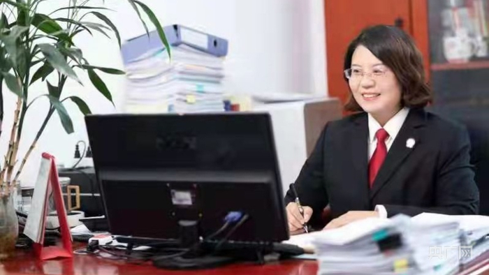 重庆先进廉政监察员王敏（央广网发 黔江法院供图）