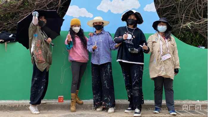 周萍（左二）同画师团队 受访者供图