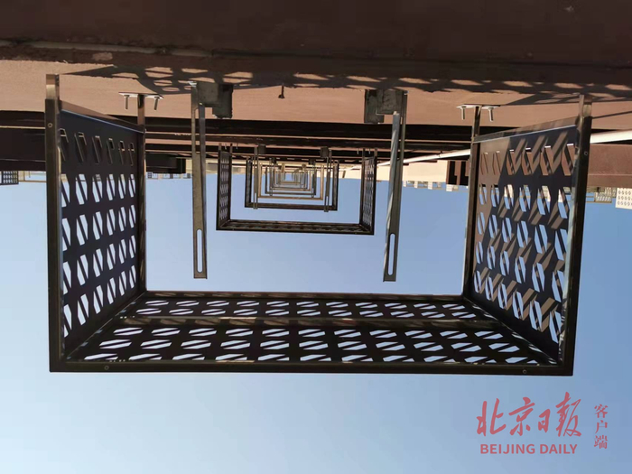 单元门两侧没住户，空调罩内没空调。