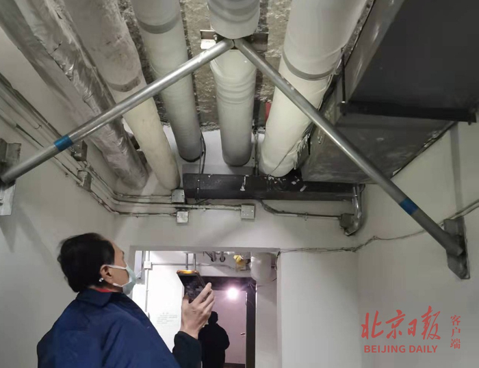 尽管水管外已缠厚胶带，打上了支撑架，但降噪效果难令居民满意。