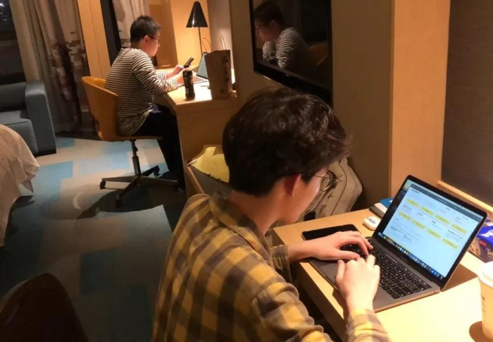 育才中学参赛队伍查看黑客马拉松挑战题目（央广网发 重庆育才中学供图）