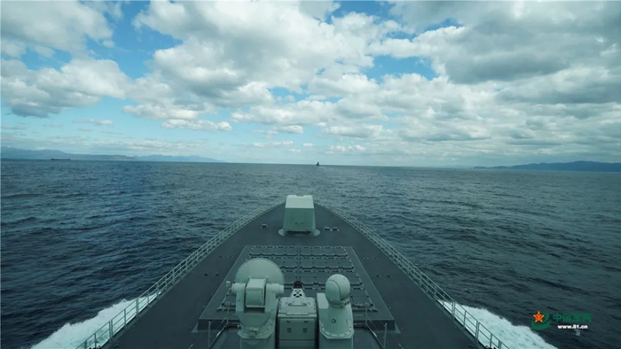 10月18日中午中俄海上联合编队过津轻海峡 。图源中国国防部官网