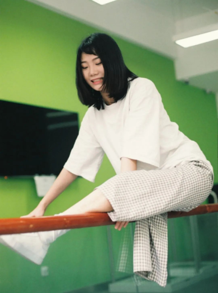 2018年，21岁的牛钰第一次在公众场合摘掉了假肢上的海绵，拍摄了一套写真。受访者供图